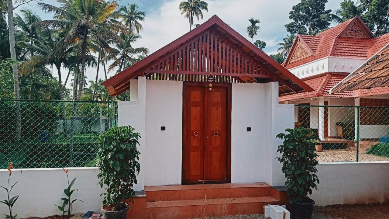 The Royal Island Hotel Mundrothuruth Exterior photo