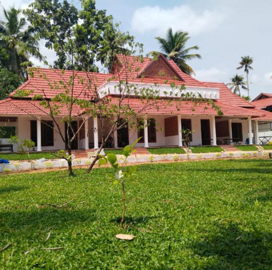 The Royal Island Hotel Mundrothuruth Exterior photo