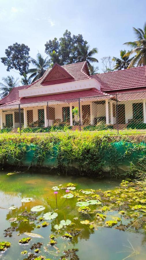 The Royal Island Hotel Mundrothuruth Exterior photo