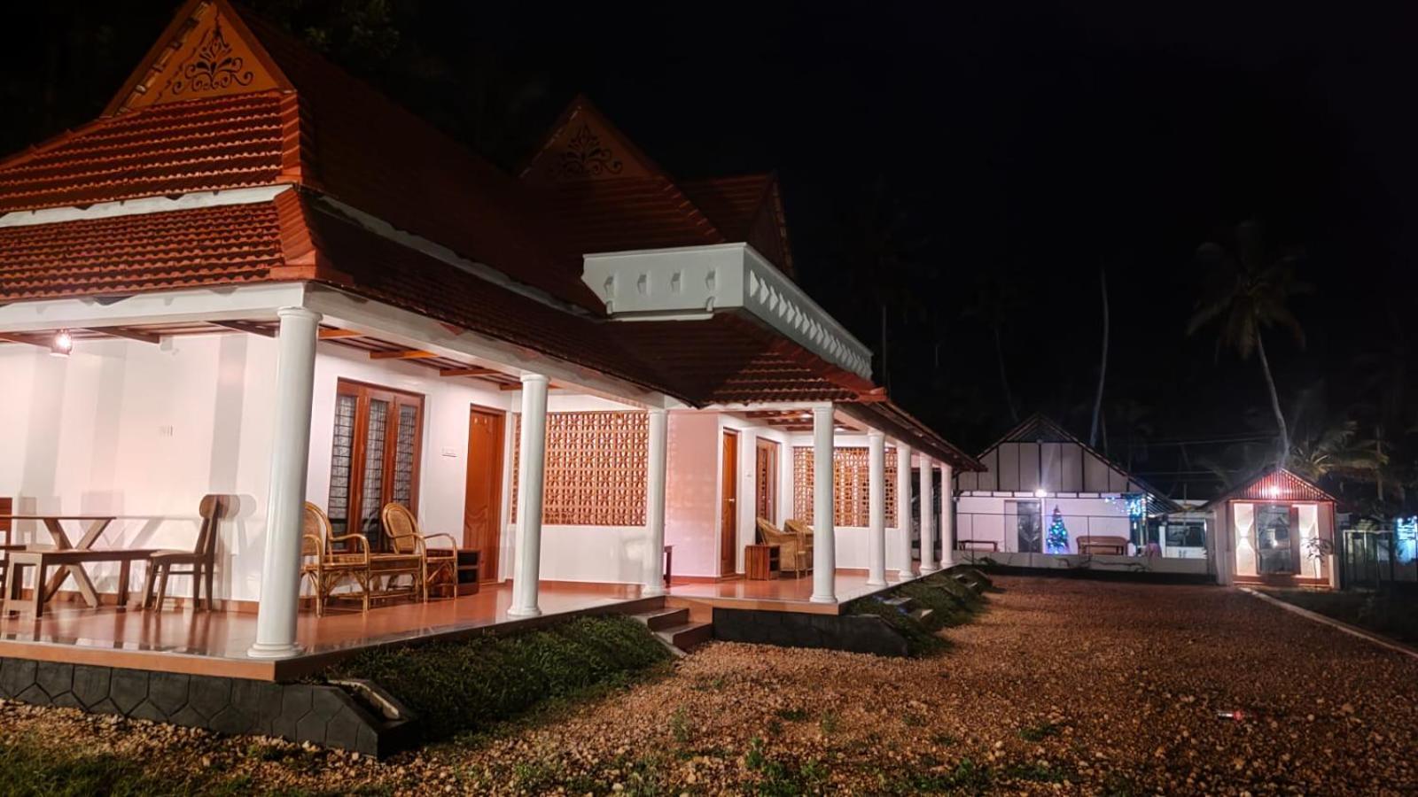 The Royal Island Hotel Mundrothuruth Exterior photo