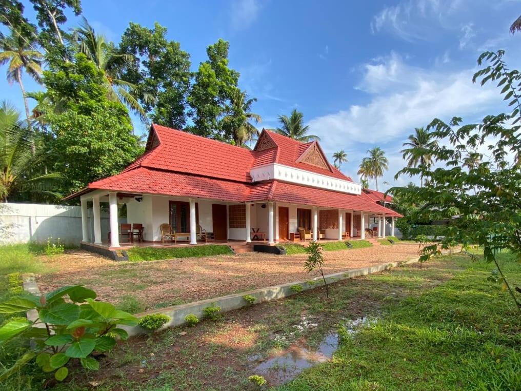 The Royal Island Hotel Mundrothuruth Exterior photo