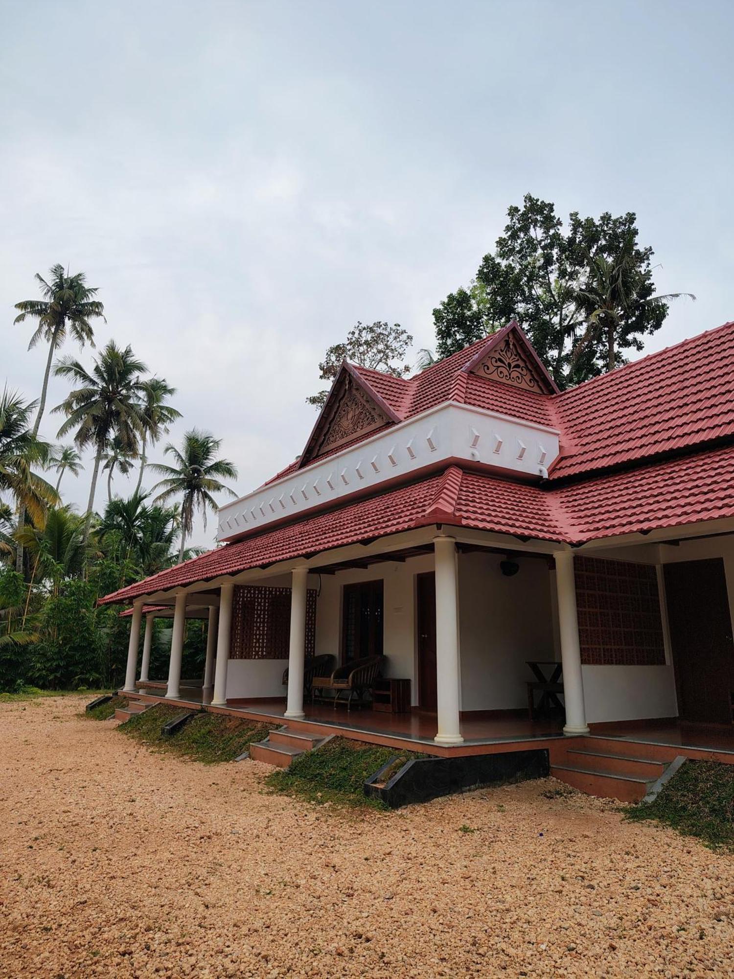 The Royal Island Hotel Mundrothuruth Exterior photo